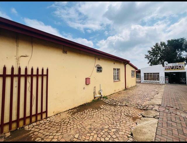 8 BEDROOM HOUSE FOR SALE IN KEMPTON PARK EXT 01